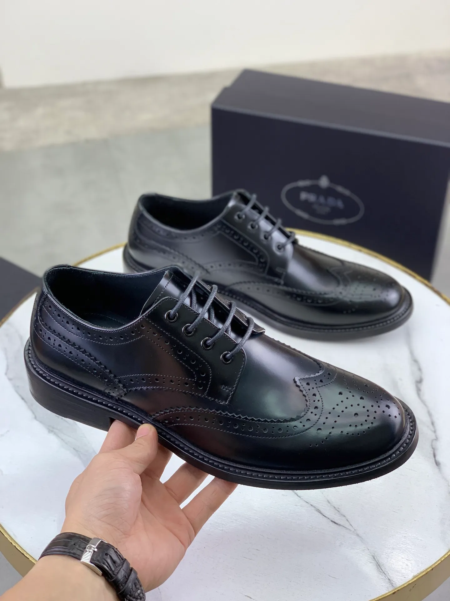 Factory price P980 💰 (genuine leather outsole series) original quality, top version 🔱 ＰＲＡＤＡPrada. Men's business casual leather shoes, top quality cow leather. 1:1 shipment⬆️Luxurious and noble👞All imported original color-changed cowhide, just to create a more comfortable wearing experience. Upper: Original comfortable selected high-end color-changed calfskin➕Top imported water-dyed full cow lining, original lightweight and comfortable high-grade genuine leather outsole✔️Code number: 39-44 (38 45 46 47 can be customized)